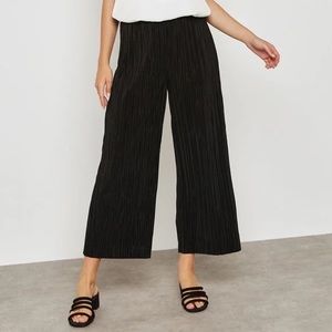 TOPSHOP- Black Plisse Crop Trousers Size: 2